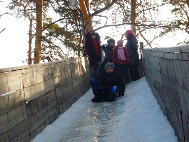 Библейская школа в Омске: Катание с ледяной горки
